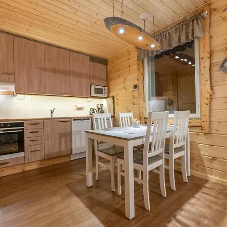 Yllaeksen Yoepuu * Äkäslompolo